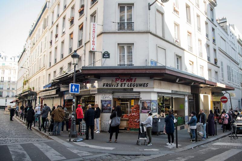 La file se prolonge au-delà du croisement.