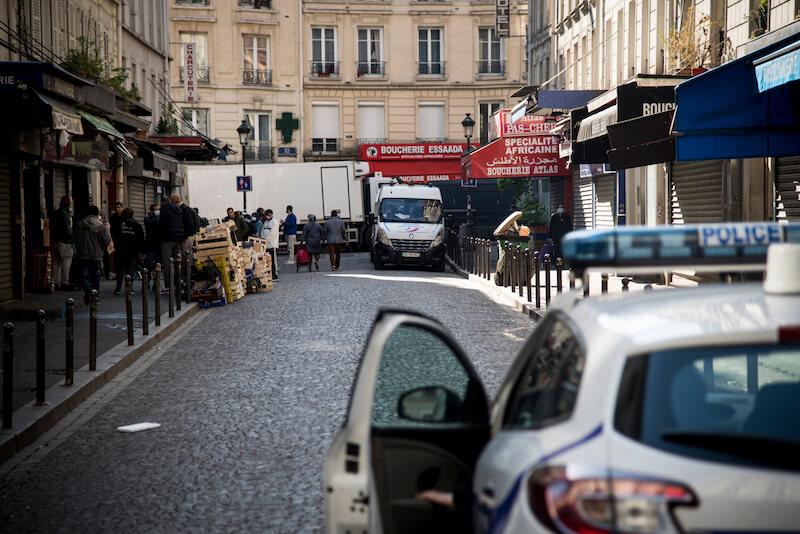 Le secteur est quadrillé par la police.