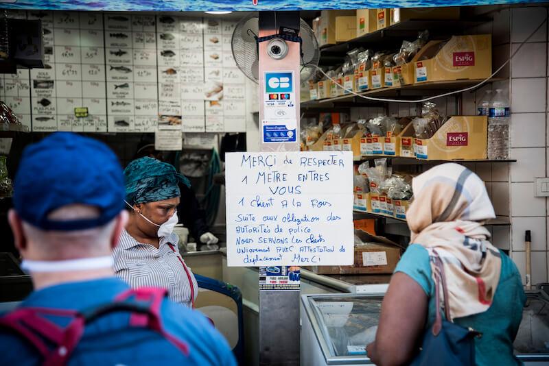 Une pancarte affirme qu'il ne vend que à ceux qui ont leur attestation. Un bluff pour s'attirer les bonnes grâces de la police