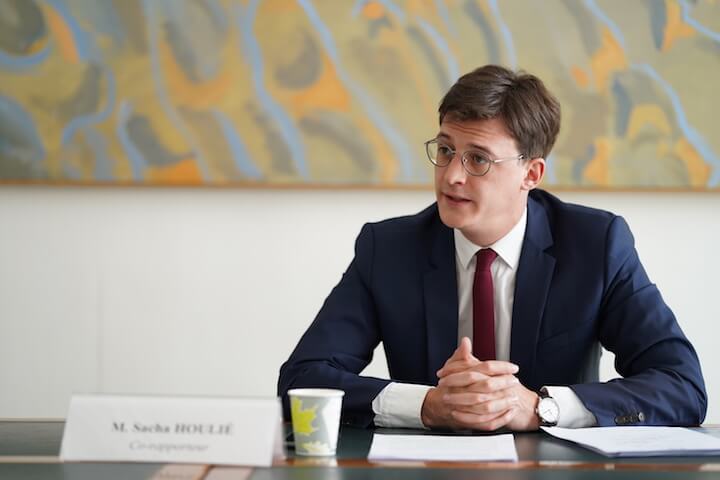 Sacha Houlié présente le rapport sur le supportérisme, le 20 mai dernier. Co-écrit avec Marie-George Buffet, il acte « l’échec de la politique du tout-répressif »