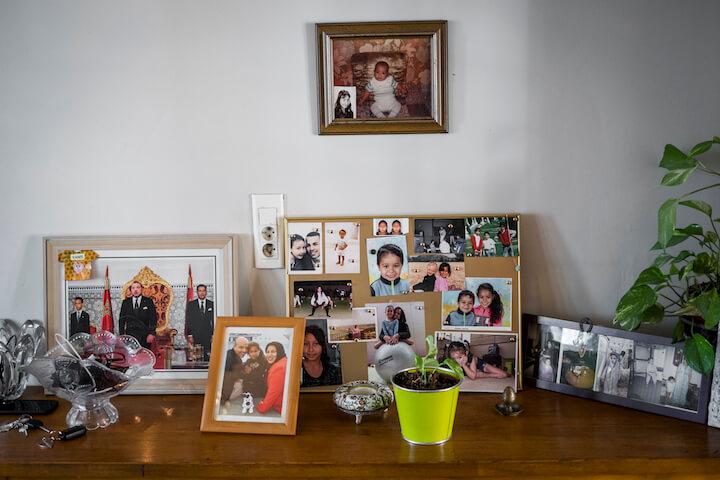 À l'entrée de la maison des El-Yamni se trouvent les photos de famille. En haut, une photo de Wissam bébé et de sa petite soeur Warda.