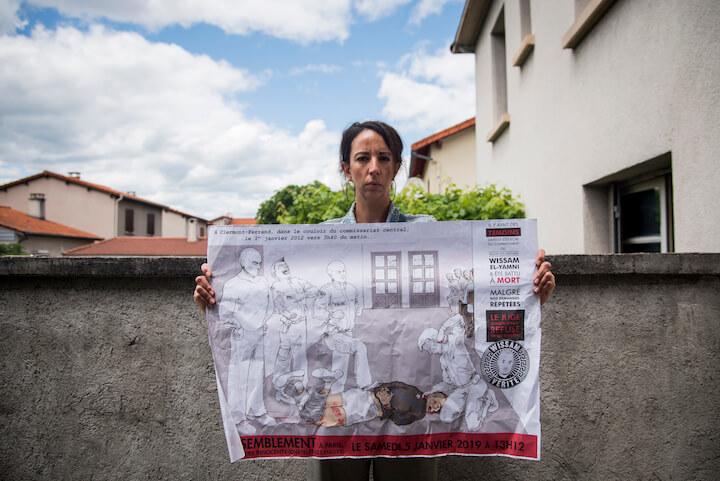 Elise, du comité de soutien, montre un dessin de la scène de mort de Wissam selon sa famille.