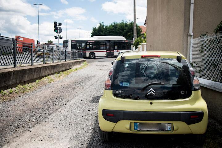 À l’arrière de la voiture de Zohra, on ne peut pas louper le logo du comité Justice et vérité pour Wissam. « Il n’y a que ça qui me fait vivre : se battre. 