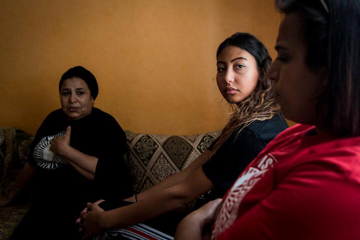 Warda, la petite soeur de Wissam, entre sa mère et sa grande soeur Marwa.