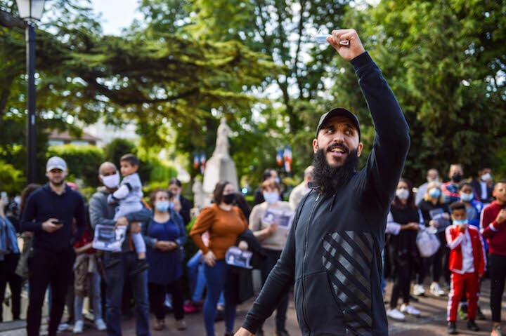 Devant la mairie, Marc fait répéter à la foule : « Rendez-nous notre synthé ! », le 13 juin 2020.