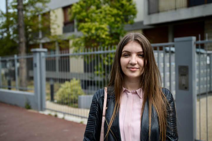 Alma Jusufi est une réfugiée du Kosovo. La maire lui a interdit la cantine, l'étude scolaire et les services sociaux, comme aux autres enfants réfugiés.