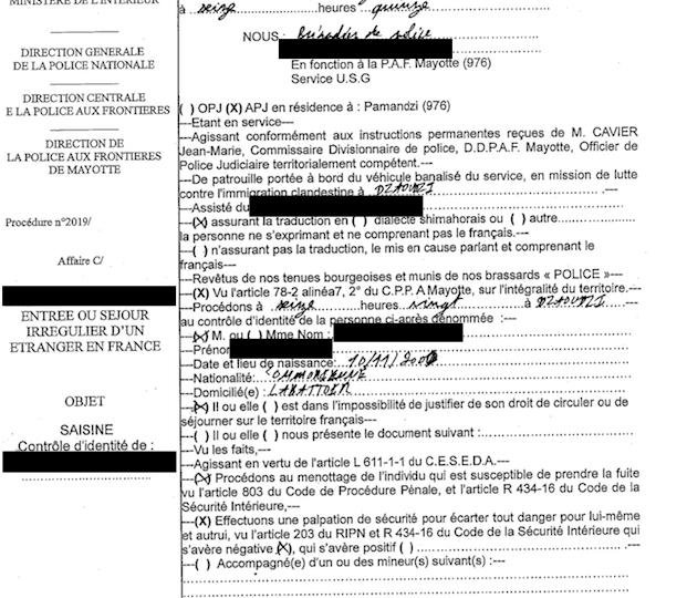 Sur le PV d'Ismaël, un jeune comorien qui vit à Mayotte depuis dix ans, le jeune homme n’est plus né en 2001, comme l’indique son acte de naissance, mais en 2000. On voit encore le coup de stylo noir ayant transformé le un en zéro