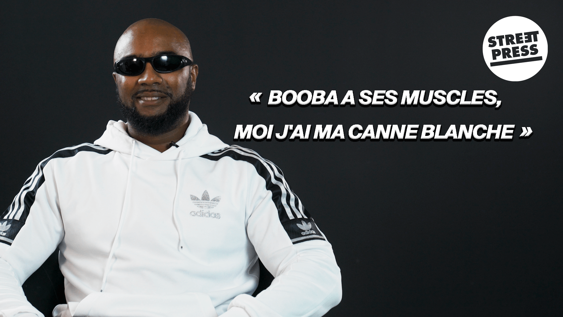 « Booba a ses muscles, moi j'ai ma canne blanche. »