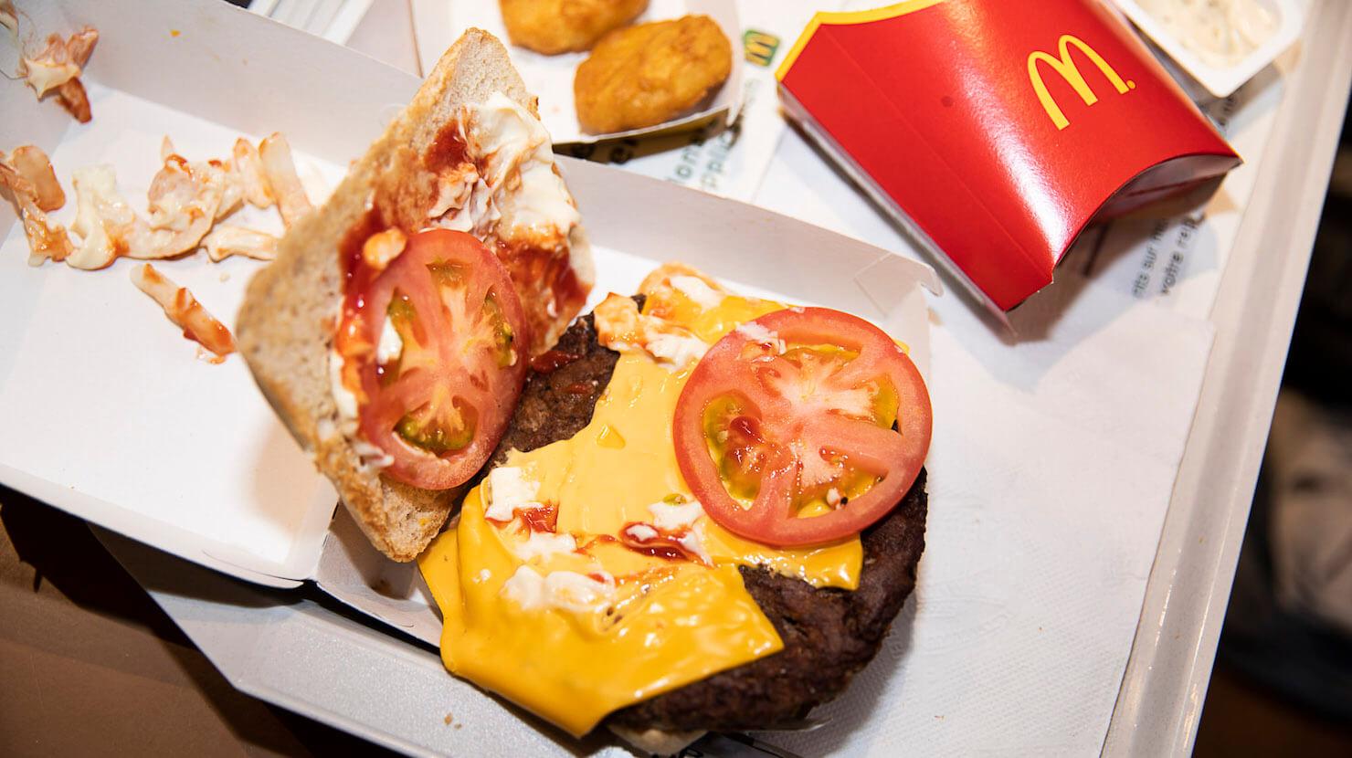 Sexisme, grossophobie et harcèlement, 78 employés de McDonald’s brisent l’omerta