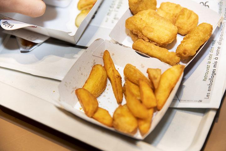 « McDonald's craint qu’on associe les kilogrammes en trop de ses salariés aux produits qu’il vend, redoutant ainsi qu’on se dise qu’ils font grossir. 