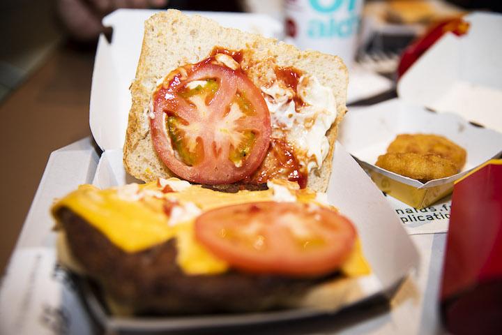 Le directeur de Jennifer lui « ordonnait clairement de lyncher » ses équipiers : « Il me disait : “Allez, je te fais confiance, défonce les, défonce les. Ils n’ont pas à t’aimer. Plus ils vont te détester, mieux ce sera”. » 