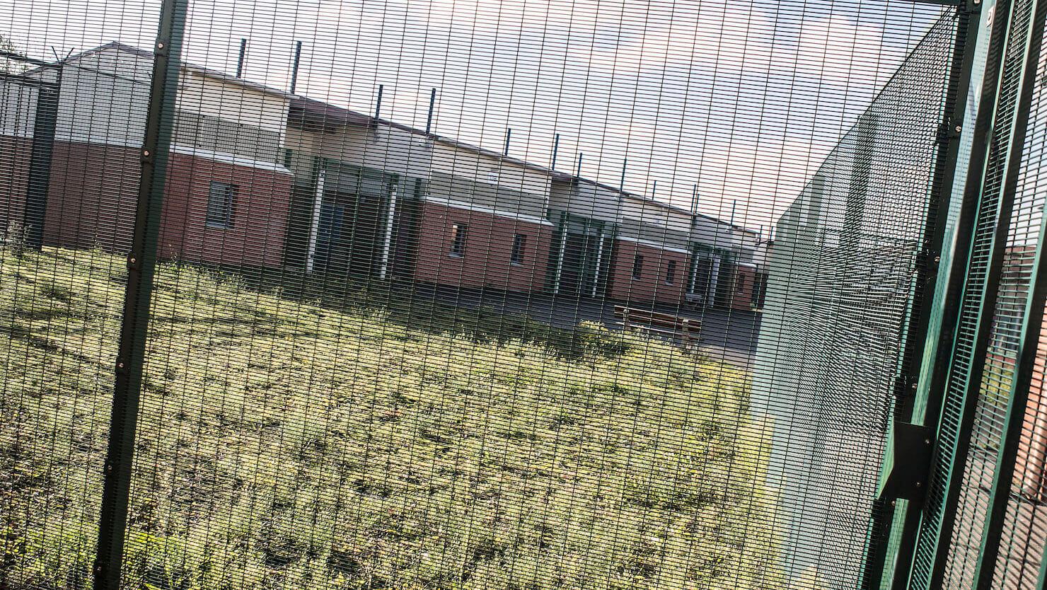 Draps sales, pénurie de PQ et de tampons, bienvenue au CRA pour femmes du Mesnil-Amelot