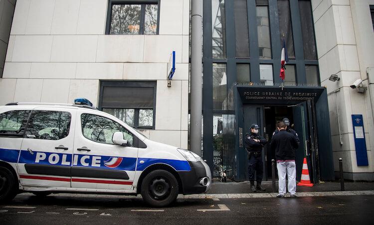 Des policiers ont frappé Christophe après l'avoir embarqué pour un tapage nocturne d'une soirée qu'il n'organisait pas. Il s'est pris de multiples coups de pied et s'est fait exploser l'arcade. « Ils étaient tellement haineux », se souvient-il