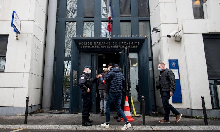 Au comico du 19e, Karim s'est fait violemment frappé et s'est pris des insultes racistes. Pierre et François en ont été témoins.