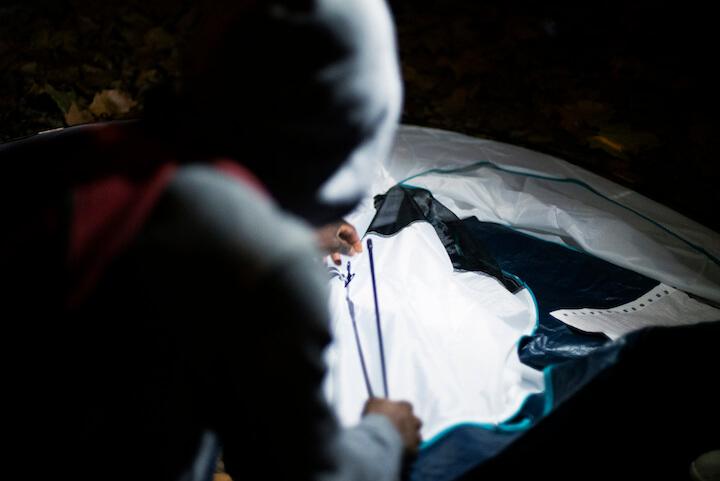 Des bénévoles de Utopia 56 ont donné à certains mineurs isolés une tente et des couvertures pour ne pas trop subir le froid lors de la nuit dehors