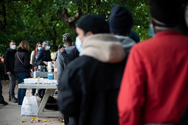 Pour trouver à manger, Ahmed et les autres mineurs peuvent compter sur les associations. Quatre fois par semaine, le collectif Les Midis du Mie donnent une cinquantaine de paniers-repas