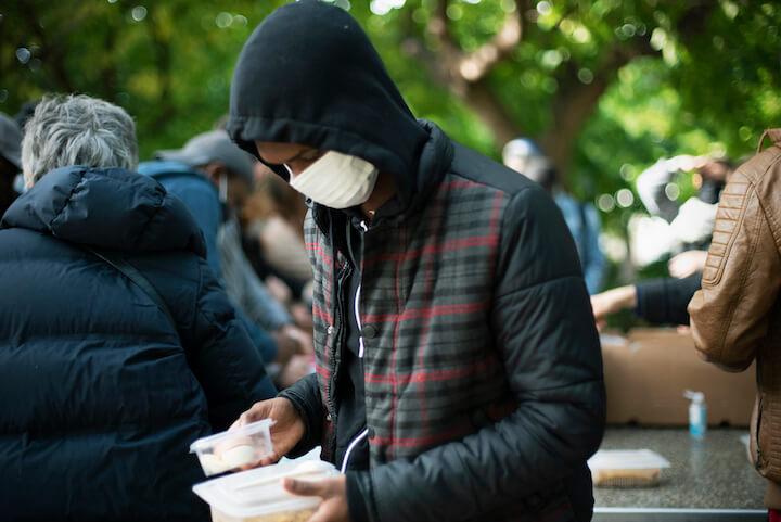 Lors de ces rassemblements, la file est pourtant longue. Trop pour les associations. « On avait prévu large, mais chaque jour on constate l’arrivée de nouveaux jeunes... »