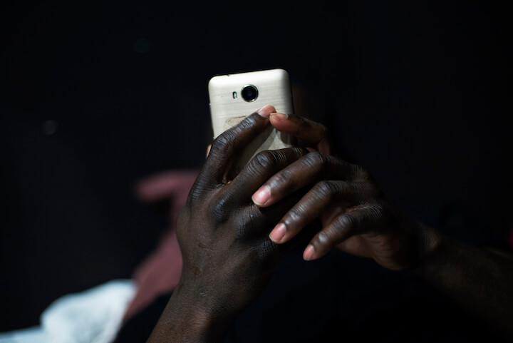 L'asso leur a également donné des smartphones pour qu'ils puissent garder un lien avec leur famille et faire des démarches administratives.