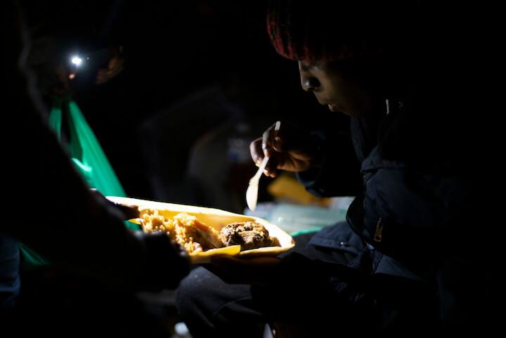 Pour les mineurs isolés étrangers, la vie dehors est très difficile.