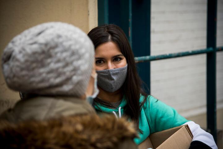 Fatiha (de dos) vient presque chaque jour dans ce Repaire Santé de l’ADSF. À 40 ans, elle n'arrive plus à subvenir à ses besoins et ceux de son fils de cinq ans.
