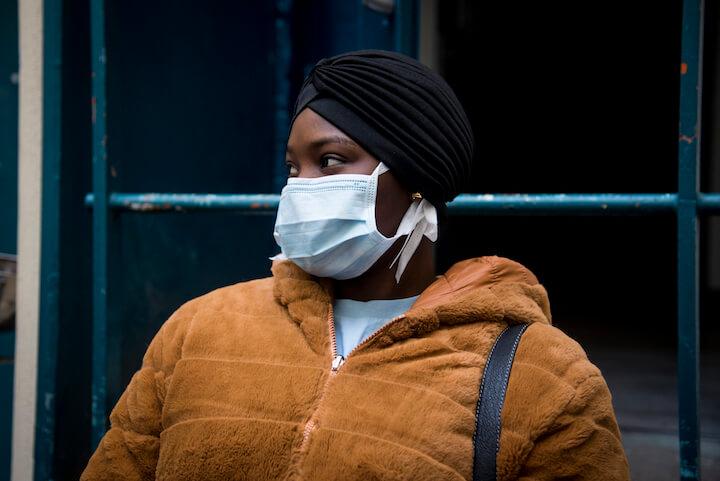 Amina est une jeune femme ivoirienne. Elle vit dans la rue depuis la fin du premier confinement. Elle vient se reposer dans le Repaire santé