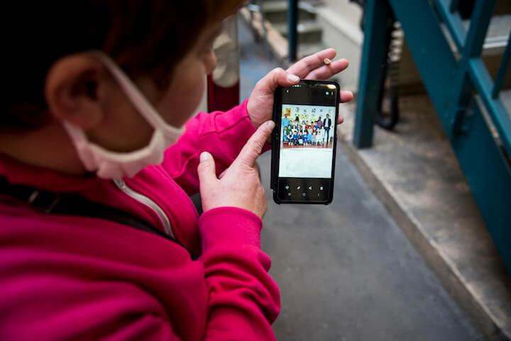 Mariana enchaîne les histoires. Elle montre des photos de son « grand garçon » en petite section. Voilà quatre ans qu’elle vit dans un hôtel social avec son mari et ses deux enfants