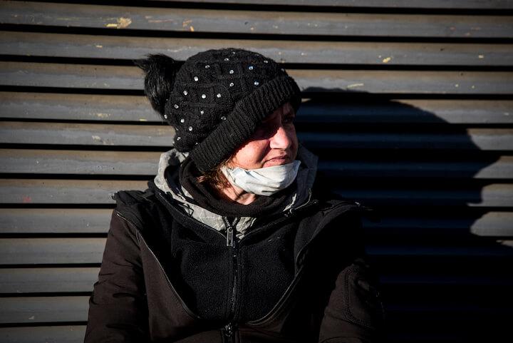 Sonia est SDF depuis huit ans. Dans le 12e où elle se pose, elle est « connue » et a la tchatche. Elle espère bientôt trouver une place en hôtel social