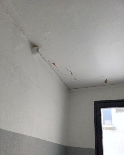 La peinture des plafonds se fissure à cause de l'humidité.