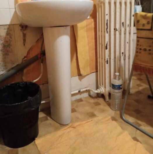 Dans certaines salles de bain, le papier peint se décolle à cause de l'humidité et des moisissures.