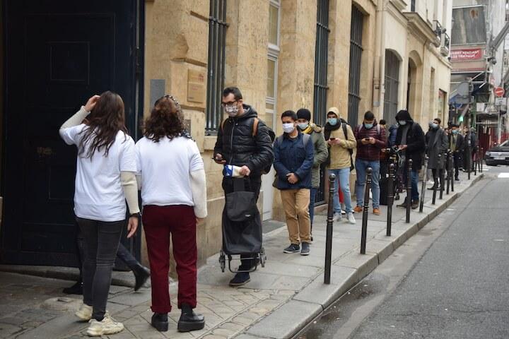 Devant les locaux de la maison des initiatives des étudiants à Bastille, une trentaine d'étudiants attendent de récupérer leurs paniers-repas, distribués par l'association Co'p1.