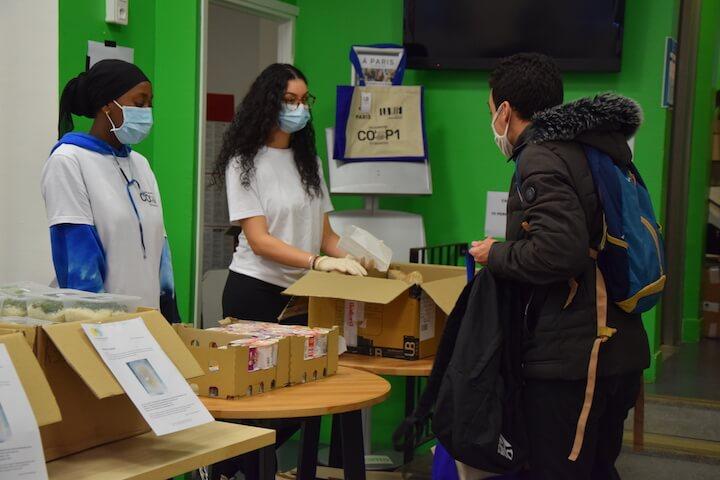 Les bénévoles de Co'p1 informent aussi les étudiants sur les aides financières et psychologiques dont ils peuvent bénéficier.