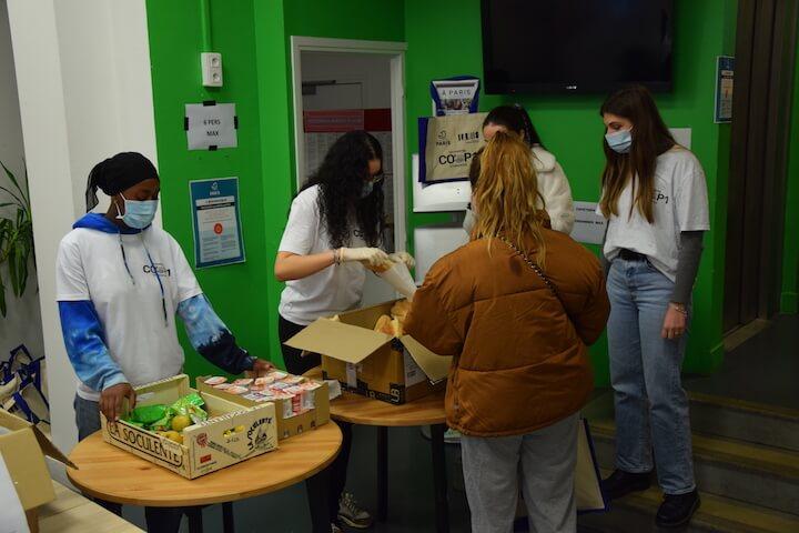 Les bénévoles profitent aussi de la distribution pour échanger et discuter avec les étudiants