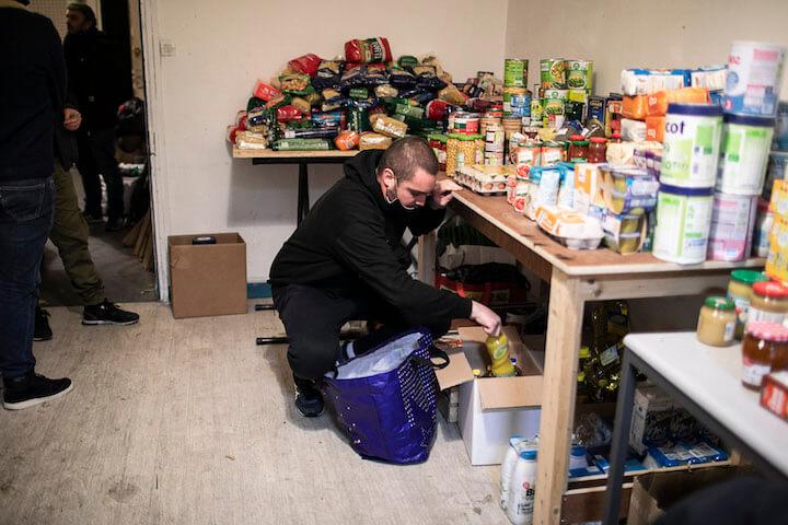 Lls actions caritatives sont une façon de garder un lien entre les supporters et de se rendre utile. Si de telles pratiques sont anciennes dans le mouvement, elles se sont multipliés avec la crise sanitaire.