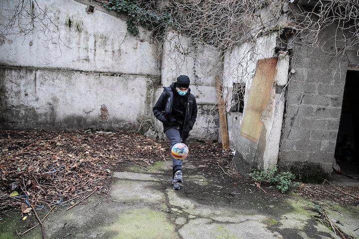 Dans la cour derrière le bâtiment, trois jeunes ultras tâtent la gonfle.