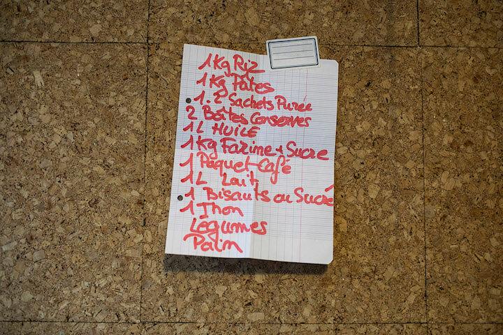 La liste détaille les quantités pour un colis alimentaire type. « Ça dépend évidemment des gens en face. On n’est pas au kilo près. 