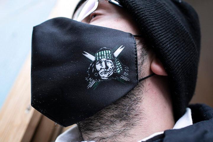 Les Green Angels arborent tous un masque avec la tête du chef apache Cochise, le symbole de leur groupe ultra et de l'insoumission.