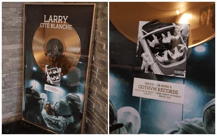Sur le canapé, trônent un disque d’or et un single de platine remis à Gothvm Records