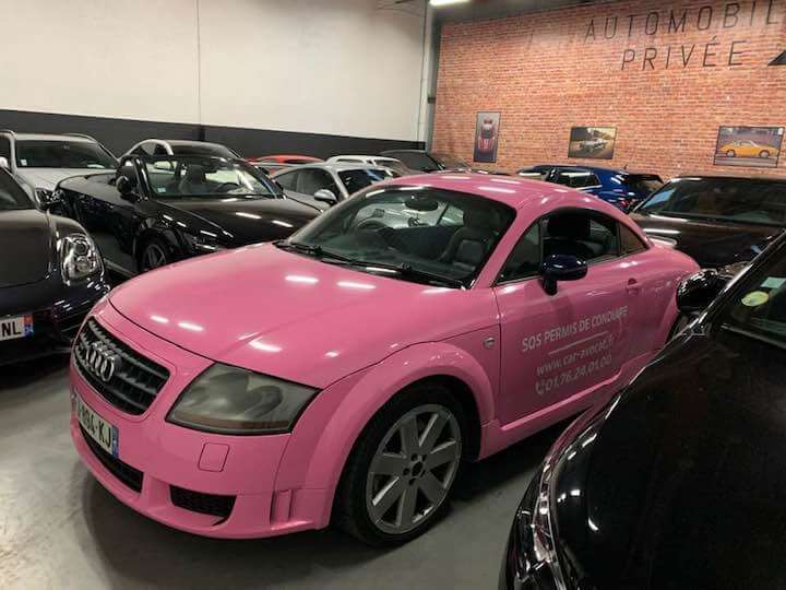 L'avocat se déplace toujours au tribunal avec son Audi TT rose bonbon