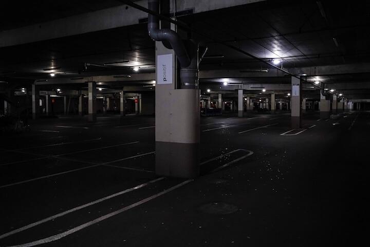 Un hangar qui sert de stock