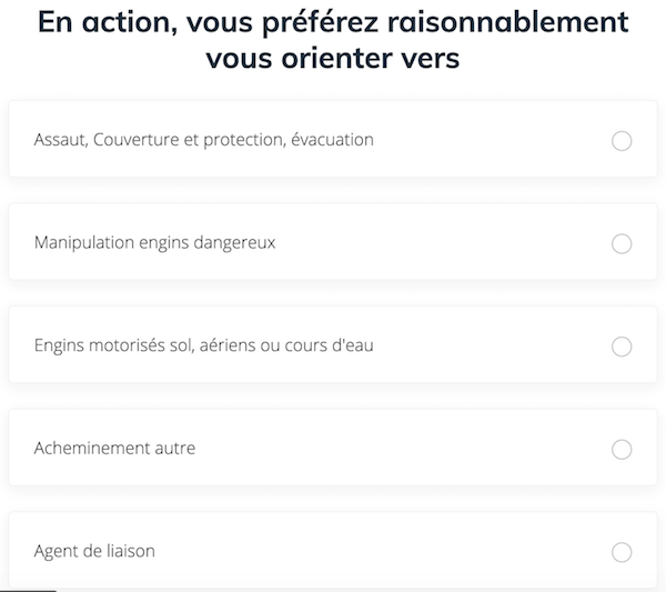 Il y recrute une base de militants disposés à s’orienter vers « l’assaut » ou « la manipulation d’engins dangereux », dont d’anciens militaires.