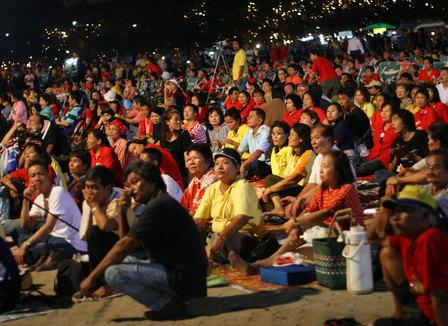 Thaïlande : 10.000 chemises rouges manifestent devant la propriété du conseiller du roi