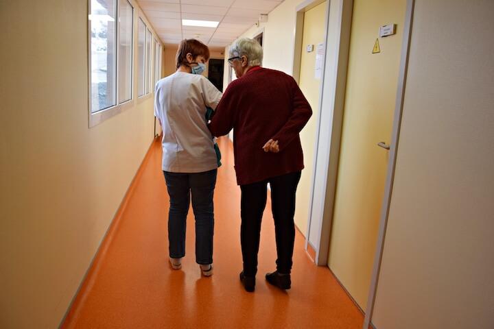 Maryline emmène Françoise se balader dans les couloirs