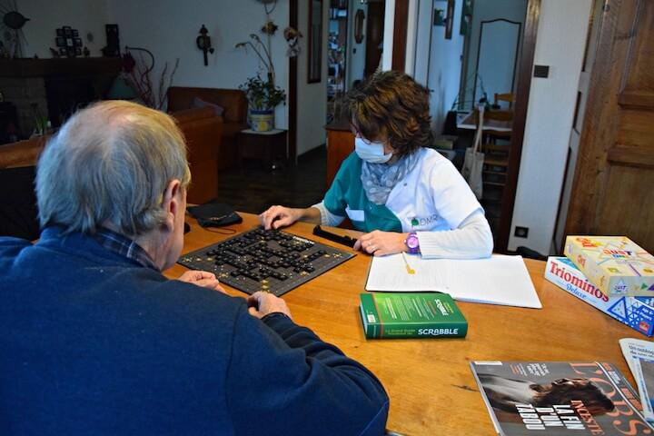 Évelyne vient deux fois par semaine chez Claude (1), atteint de la maladie d’Alzheimer, pour lui faire travailler sa mémoire