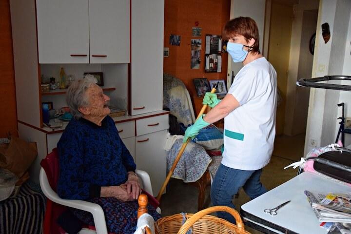 Parfois, sur ses jours de repos, Maryline vient rendre visite à Simone