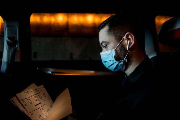 David Guiraud « révise » dans le taxi affrété par la chaîne de télé LCI