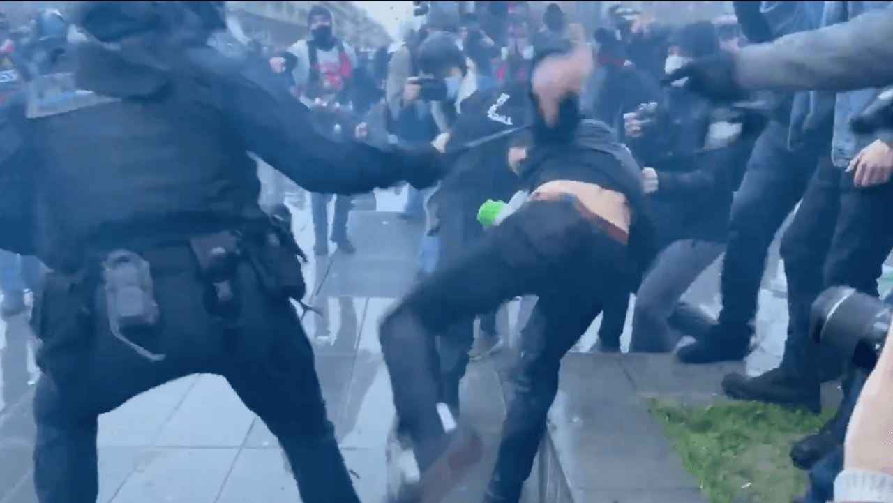 Le commissaire filmé en train de matraquer un manifestant traîne d’autres casseroles
