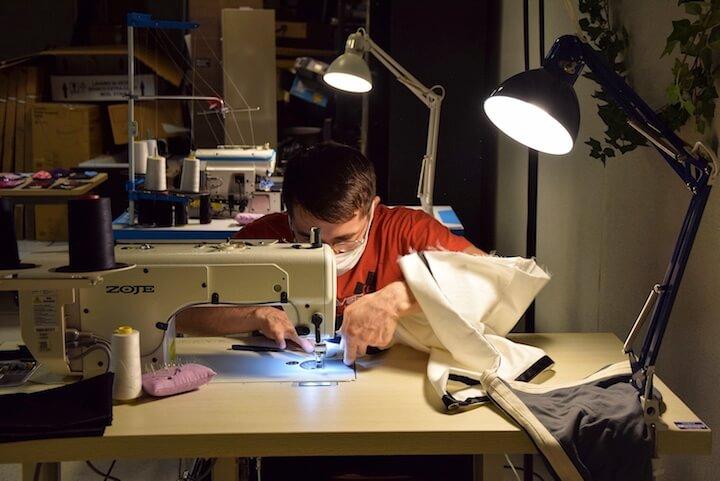 En Afghanistan, Ibrahim était couturier. Grâce à l'association Espero, il perfectionne ses techniques