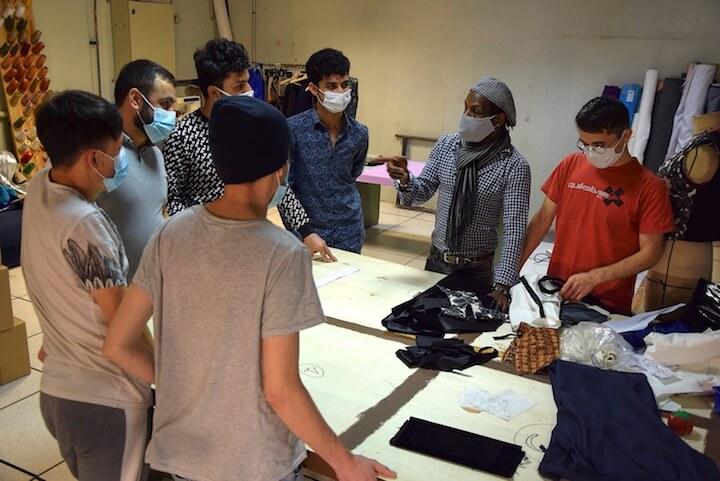 Thierry de Rivot, styliste et modéliste parisien, forme les jeunes exilés deux jours par semaine