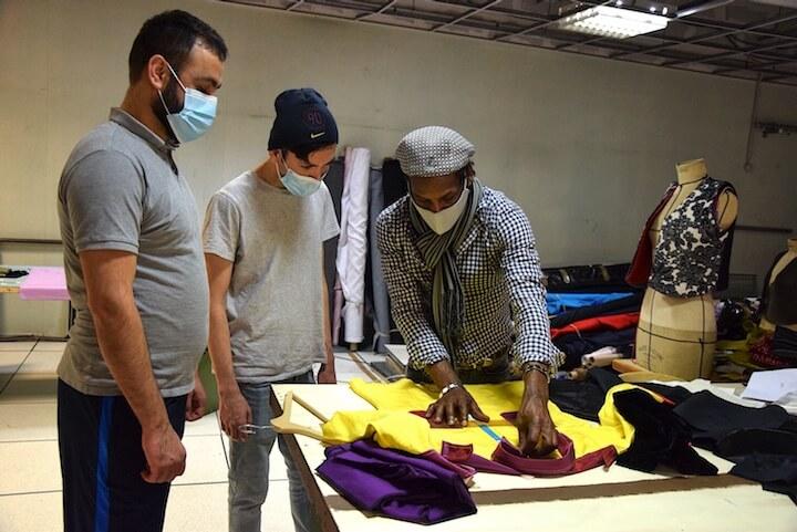 Thierry enseigne à ses futurs couturiers « la finesse » et « l'exigence du milieu de la couture française »