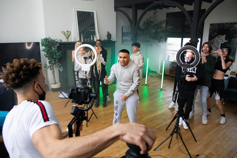 Dans un énorme appartement de Neuilly-sur-Seine, on tourne le clip du fils de Saïd, Omar, 16 ans